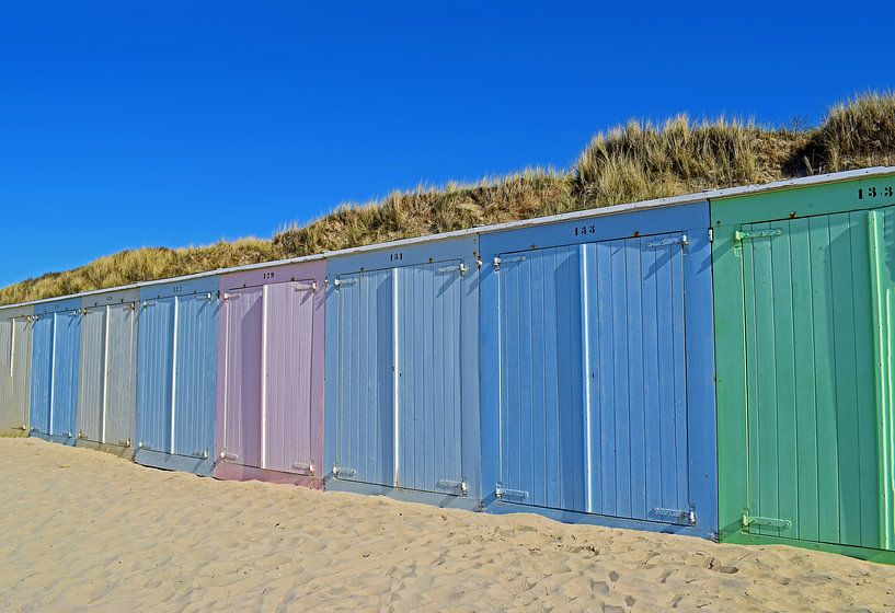 Vrolijk gekleurde strandhuisjes op het strand van Domburg van Judith Cool