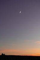 Sikkelvormige maan bij zonsondergang