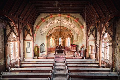 Église abandonnée avec sortilège.
