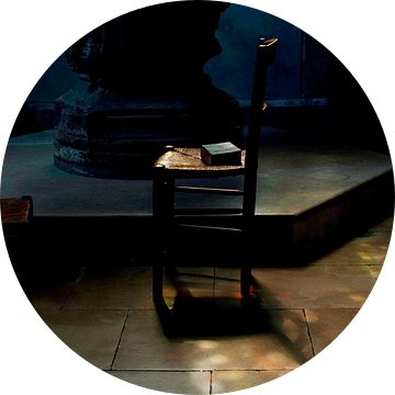 Kerkstoel en boekje en lichtinval