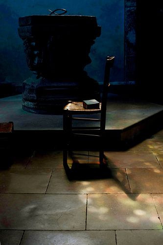 Kerkstoel en boekje en lichtinval