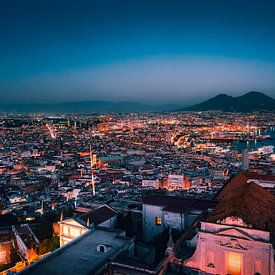 Napels skyline met Vesuvius van Harmen van der Vaart