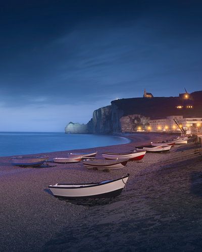 Blauw uur over de boten en het strand van Etretat
