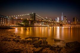 MANHATTAN SKYLINE & BROOKLYN BRIDGE Nightly Stroll along the river bank
