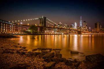 MANHATTAN SKYLINE & BROOKLYN BRIDGE Uferspaziergang bei Nacht von Melanie Viola