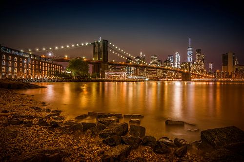MANHATTAN SKYLINE & BROOKLYN BRIDGE Uferspaziergang bei Nacht