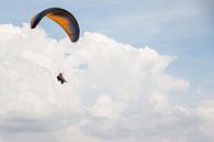 Paraglider vliegend voor een bewolkte lucht van Joep van de Zandt thumbnail