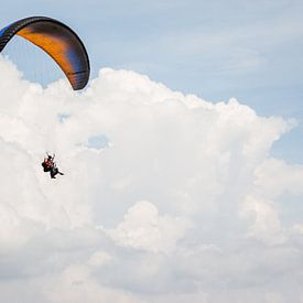 Paraglider vliegend voor een bewolkte lucht van Joep van de Zandt