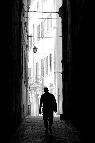 Silhouet in Italiaans steegje.