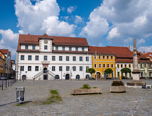 Rathaus mit Marktplatz in Hoyerswerda, Sachsen Ostdeutschland