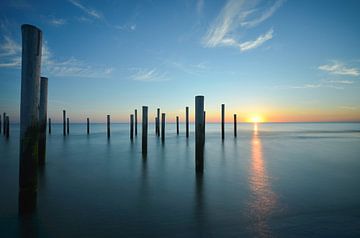 Petten am Meer - Sonnenuntergang im Aaldorf von Martin Jansen