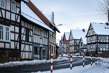 Herleshausen vakwerkhuizen in de winter van Roland Brack