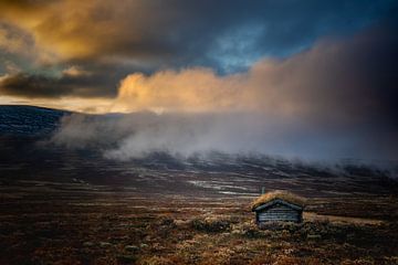 Donkere wolken in de bergen in Noorwegen van Andy Luberti