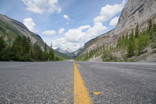 Route vide à travers les montagnes Rocheuses
