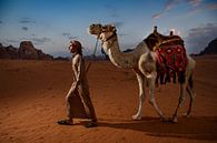 Kamelen hoeder Jordanië Wadi Rum van Paula Romein thumbnail