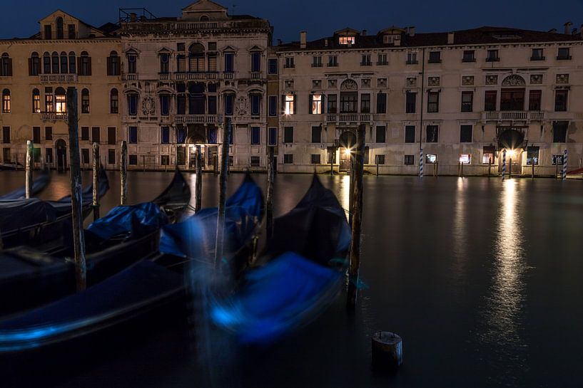 Gondoles floues dans la nuit par Albert Mendelewski