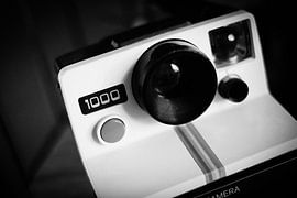 Handwerkskunst und Nostalgie: Polaroidkamera im Detail | Schwarz-Weiß-Fotografie von Diana van Neck Photography