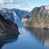 Uitzicht in Noorwegen over de fjorden. van Martina van Raad