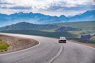 Voiture (Volvo Amazon) à travers les montagnes au Kirghizistan par Geja Kuiken Aperçu