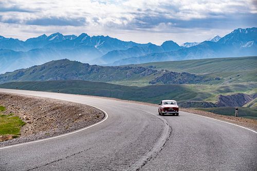Auto (Volvo Amazon) door de bergen in Kirgizië