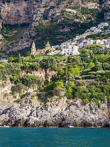 Blick auf Praiano an der Amalfiküste in Italien