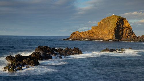 Vuurtoren op rotsen - Madeira in het spel van licht en water