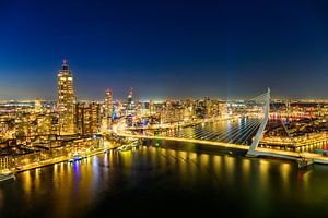Nächtlicher Blick auf die Rotterdamer Skyline von der Erasmusbrug über die Nieuwe Maas