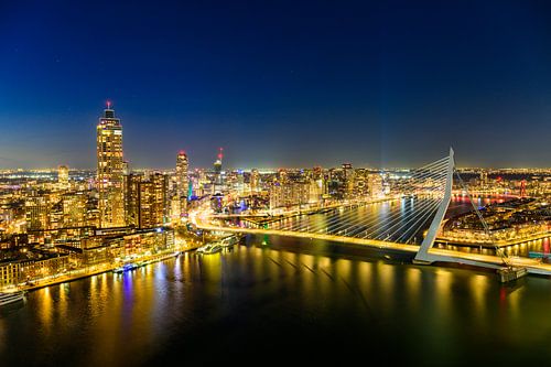 Rotterdam skyline nachtelijk uitzicht bij Erasmusbrug over de Nieuwe Maas
