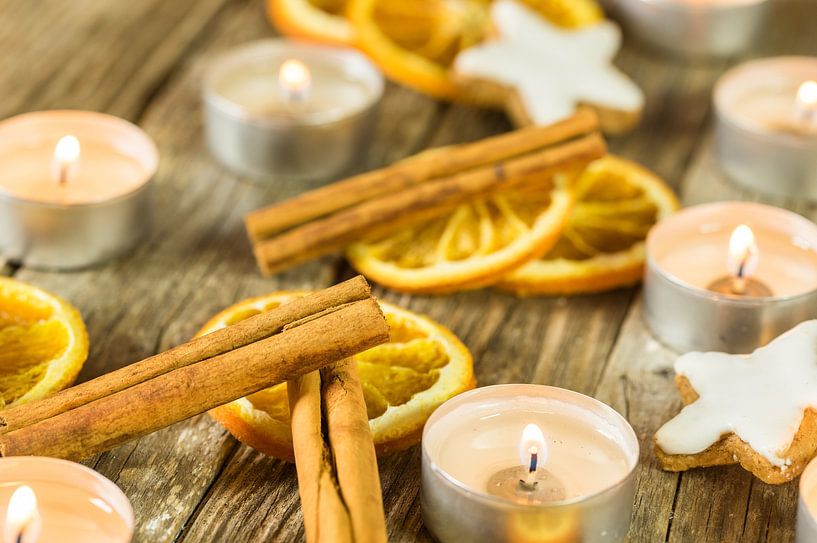 Kersttijd tafeldecoratie met kaars, stervormig koekje van Alex Winter