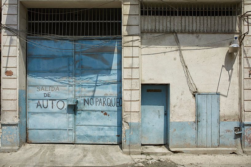 Blaues, verfallenes Garagentor in Havanna, Kuba von Tjeerd Kruse