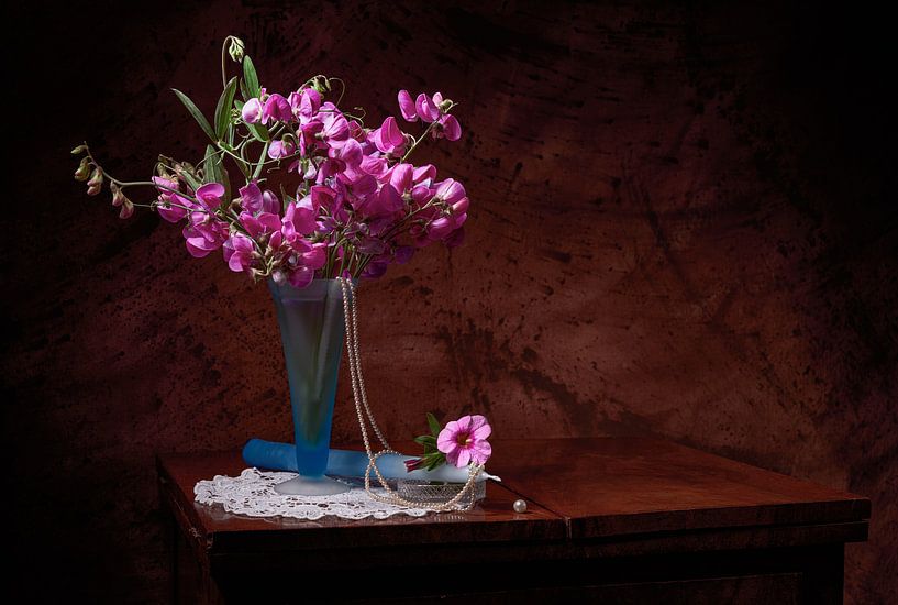 Nature morte de lathyrus dans un vase, avec des perles et une bougie. par Ineke Mighorst