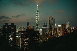 Urbanes Taiwan: Nächtliches Taipei Skyline & Architektur-Wandbild von NZME Photography