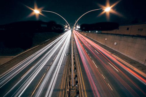Snelweg 's nachts met lange sluitertijd