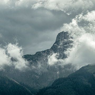 Wolkenverhangenes Stockhorn von Michael Zbinden Foto
