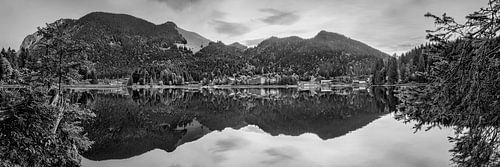 Spitzingsee in Beieren als panoramafoto in zwart-wit