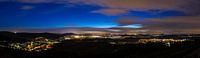 Duitsland, XXL landschapspanorama van prachtig verlichte stad