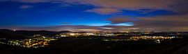 Deutschland, XXL-Landschaftspanorama einer schön beleuchteten Stadt von adventure-photos