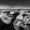 Eisberge am Diamond Beach Strand auf Island in schwarzweiss von Manfred Voss, Schwarz-weiss Fotografie