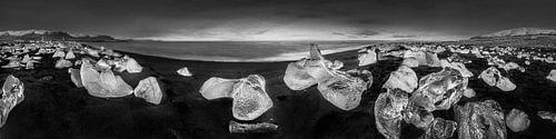 Icebergs sur la plage de Diamond Beach en Islande en noir et blanc