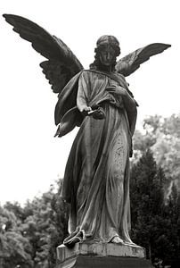 Skulptur eines Engels auf dem St. Elisabeth-Friedhof