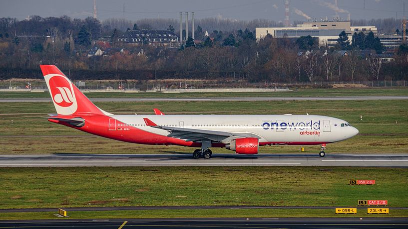 Airbus A330-200 d'Air Berlin en livrée One World. par Jaap van den Berg
