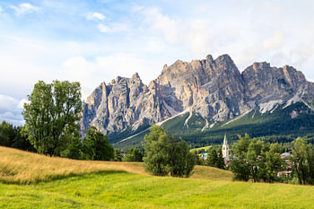 Cortina d'Ampezzo Stadtansicht mit Bergen
