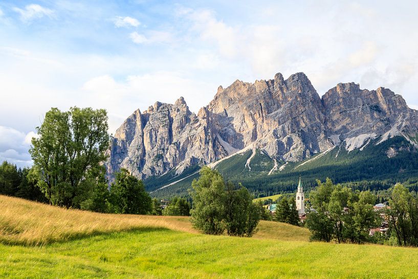 Cortina d'Ampezzo stadsaanzicht met bergen van Gerben Tiemens