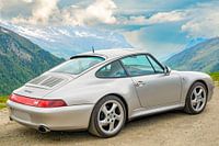 Porsche 911 Sportwagen in den Alpen