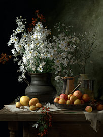 Nature morte florale avec des marguerites et des fruits sur Lauren Wilde