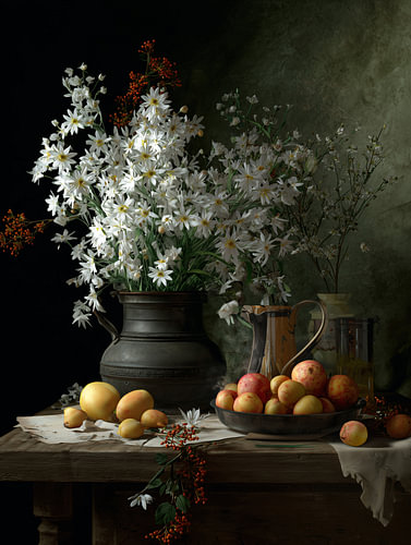Bloemstilleven met Margrieten en Fruit