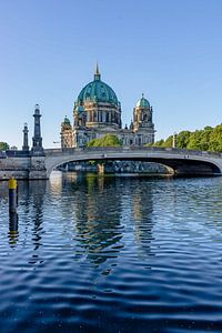 Berlina Dom le matin vue sur la Spree jusqu'à l'île des musées sur Fotos by Jan Wehnert