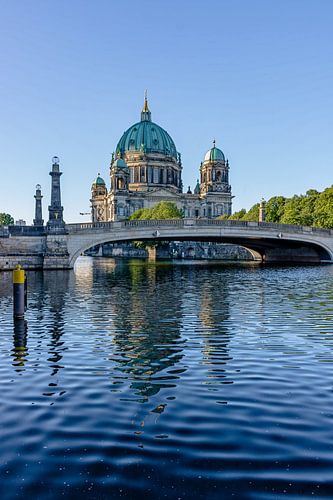 Berlina Dom in de ochtend uitzicht over de Spree naar het Museumeiland