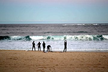 Stranden | Surfers getting ready van VIVID Photography Gallery