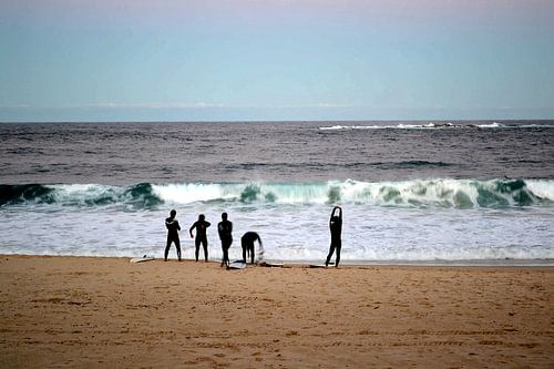 Stranden | Surfers getting ready